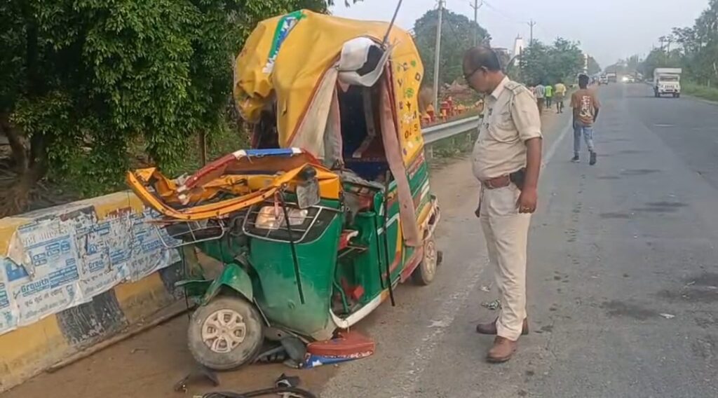 सड़क हादसे में मृत तीन अज्ञात में एक की पहचान टेंपो चालक के रूप में हुई ; दो शवों की नहीं हुई अब तक शिनाख्त