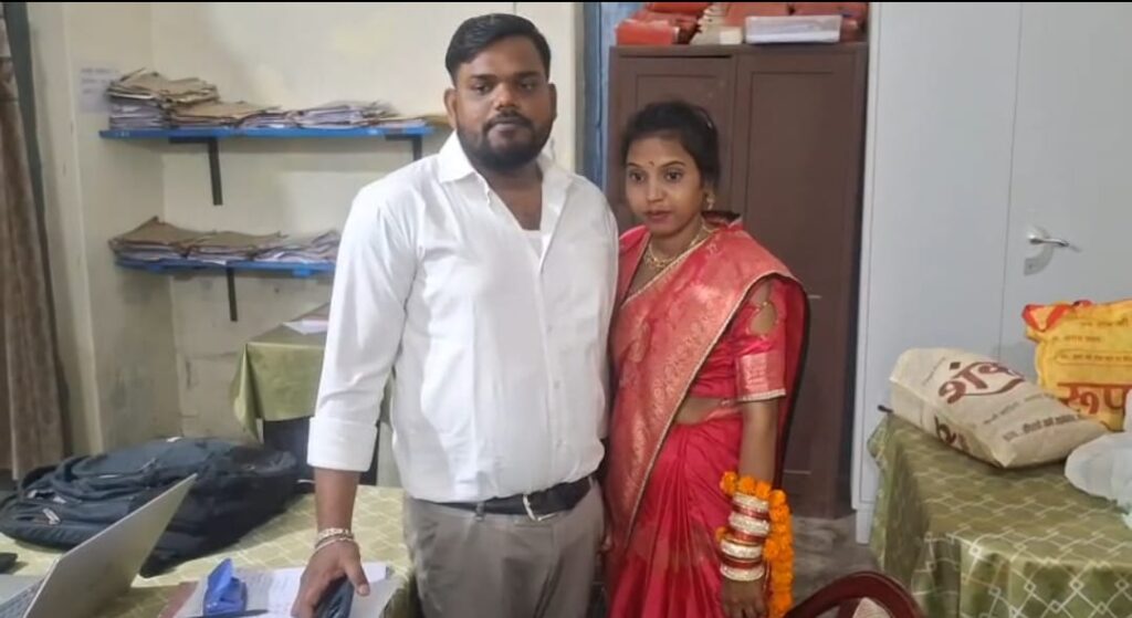 युवती भाग कर प्रेमी के साथ पहुंची थाना फिर सबके सामने ही डाल दिया वरमाला ; इंगेजमेंट के बाद हो गया था प्यार पर परिवार में तकरार