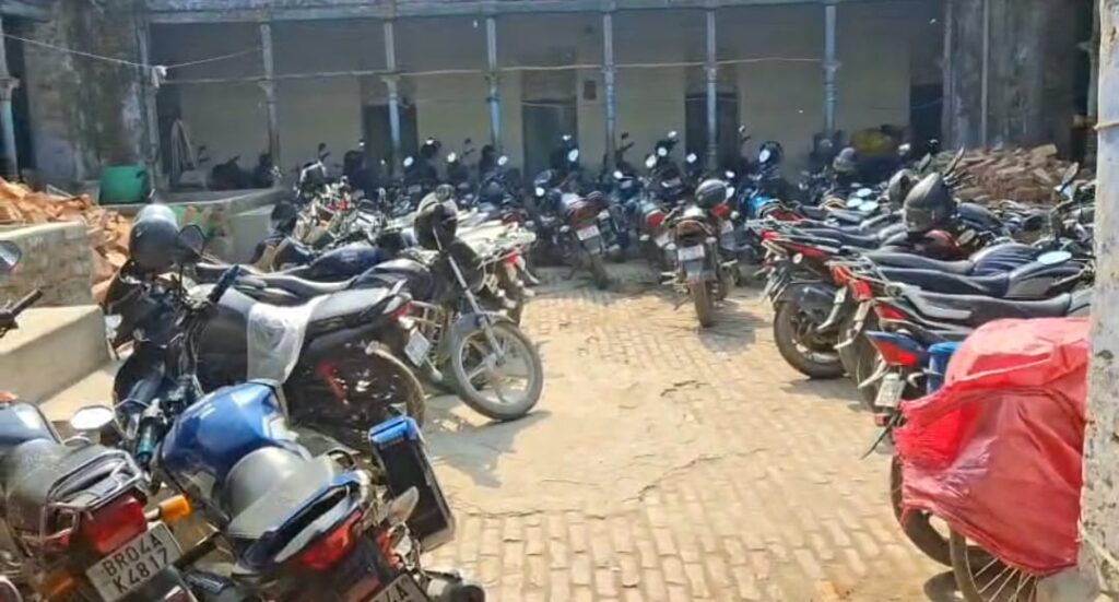 जंक्शन पर पार्किंग का टेंडर खत्म होने के बाद धर्मशाला बना पार्किंग स्थल ; हो रही वसूली