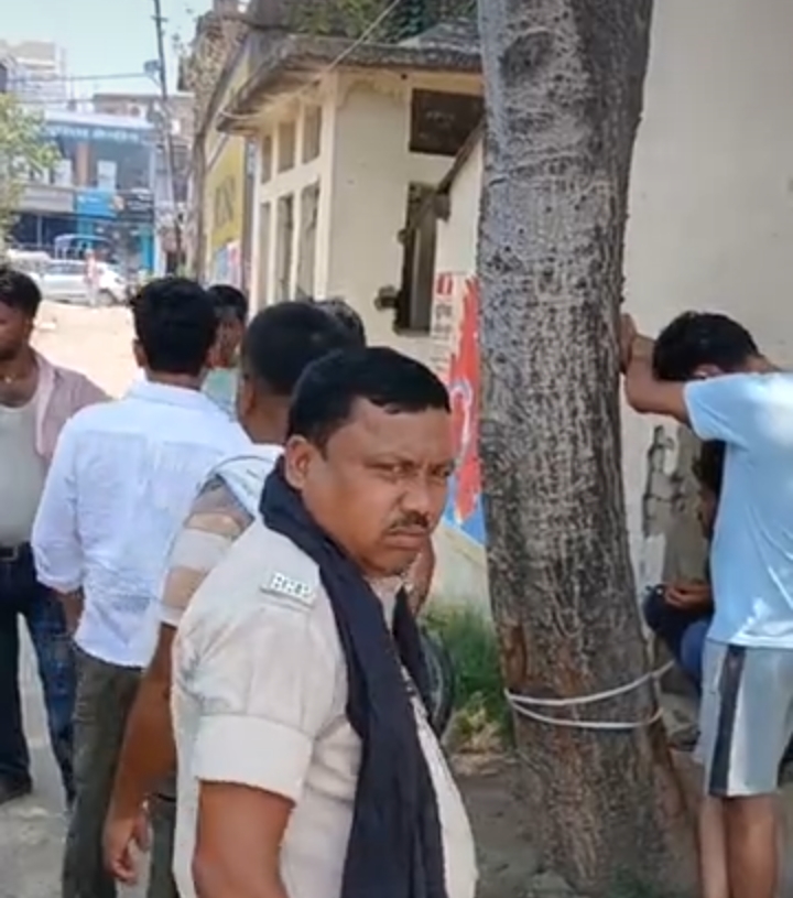 शादीशुदा प्रेमिका से मिलने पहुंचे प्रेमी को लोगों ने पेड़ में बांधकर पीट-पीट कर मौत के घाट उतारा