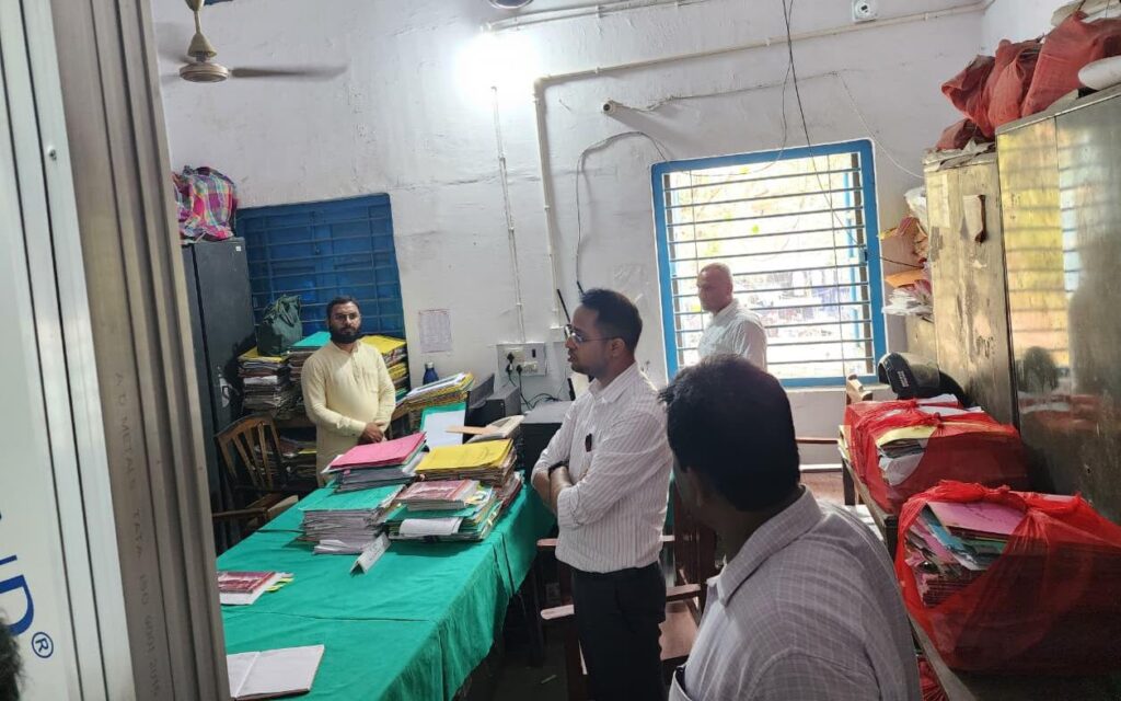 भू-अर्जन कार्यालय का निरीक्षण कर डीएम ने रिकार्ड्स की कैटलॉगिंग, अभिलेखों के डिजिटाइजेशन एवं मुआवजा भुगतान में तेजी लाने का निर्देश