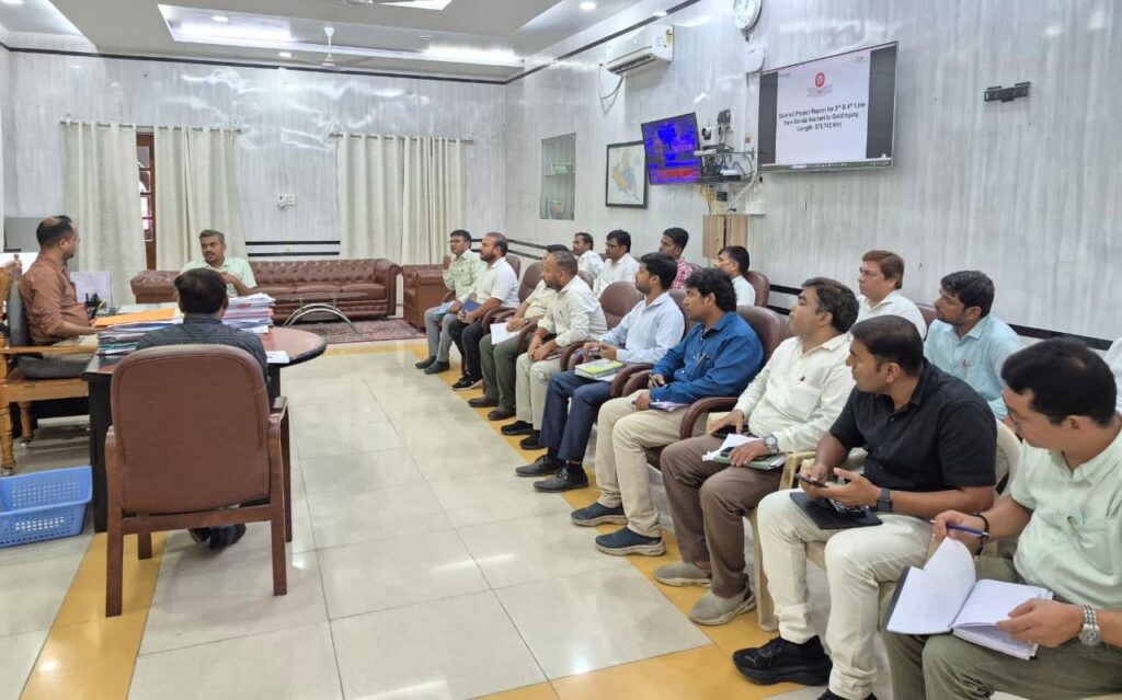 गोण्डा कचहरी से गोल्डनगंज तक प्रस्तावित तीसरी व चौथी रेलवे लाइन परियोजना को ले डीएम ने की रेलवे के पदाधिकारियों के साथ उच्च स्तरीय बैठक