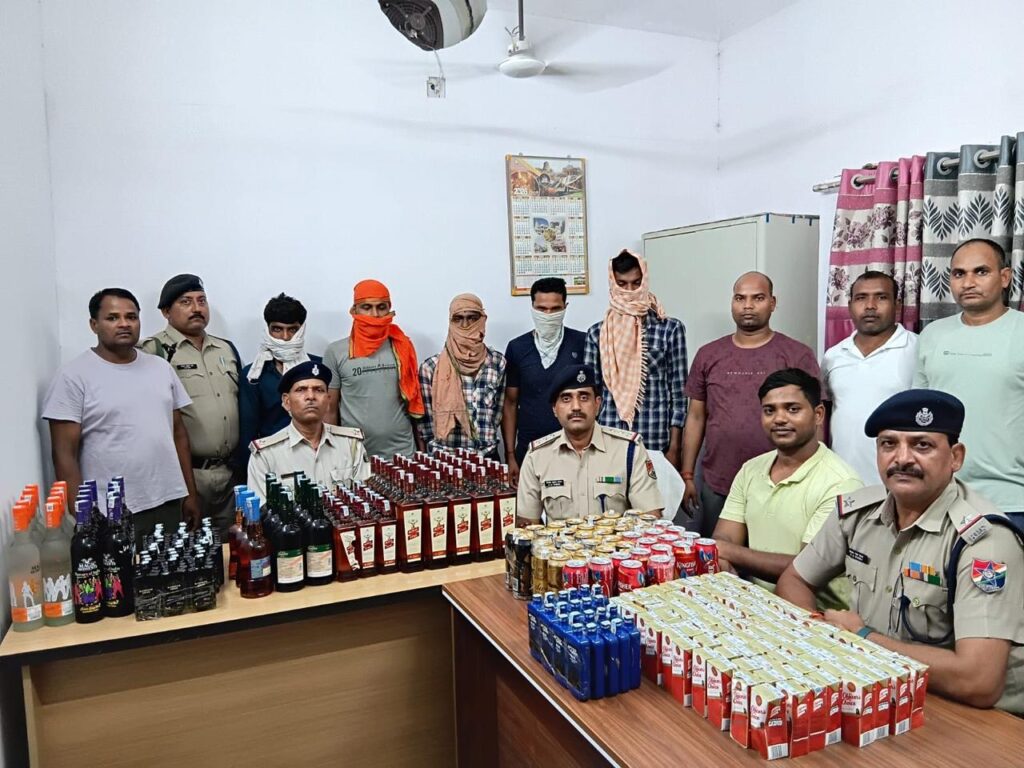 ट्रेन में विदेशी शराब के साथ पांच तस्करों को पुलिस ने किया गिरफ्तार ; भारी मात्रा में अंग्रेजी शराब बरामद