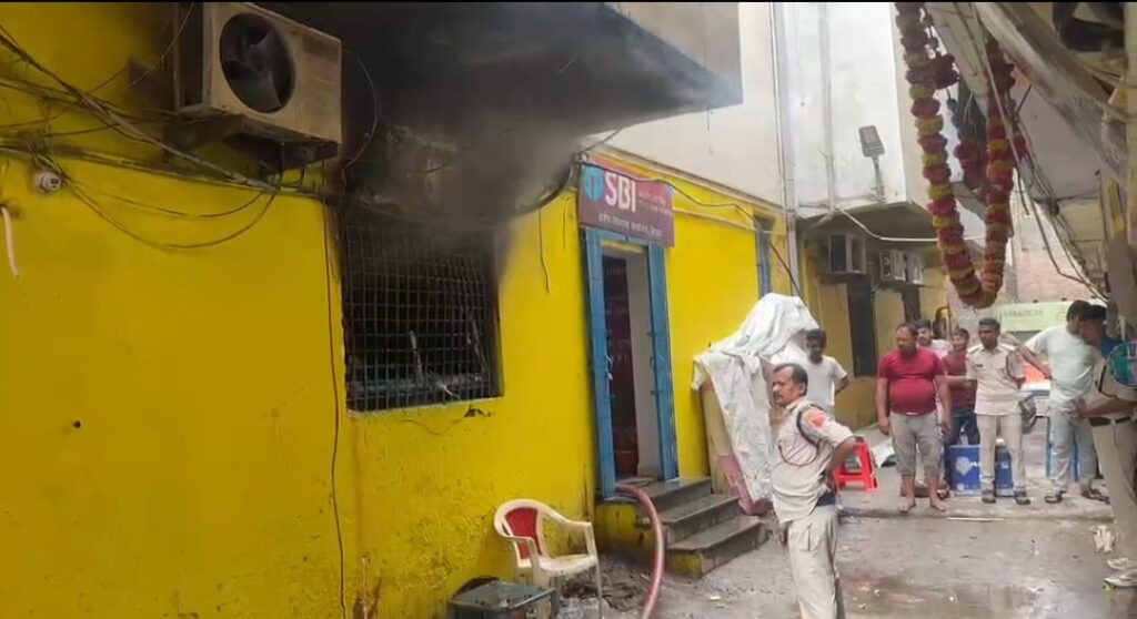 स्टेट बैंक की शाखा में शॉर्ट सर्किट से लगी भीषण आग ; मची अफरातफरी