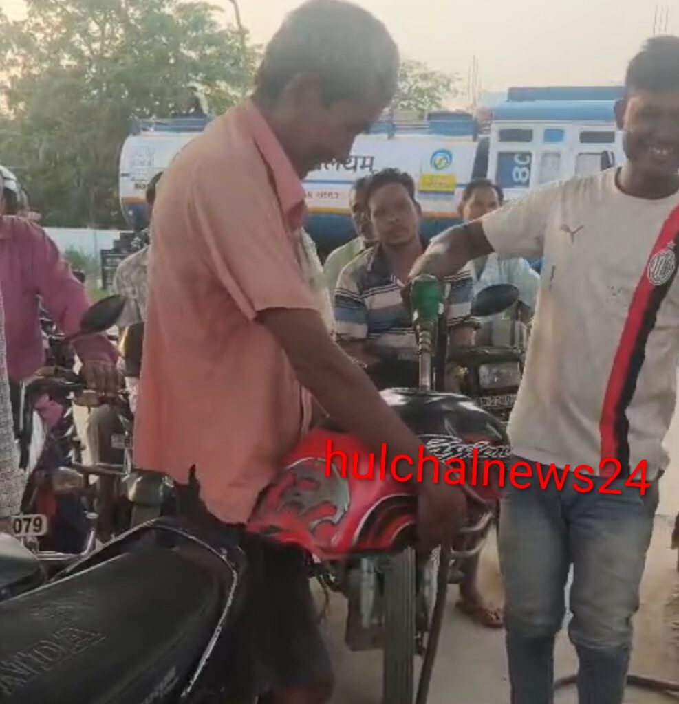 जब डिब्बे में नहीं मिला पेट्रोल तो बाइक की टंकी ही उखाड़कर पंप पहुंच गया ; वीडियो वायरल