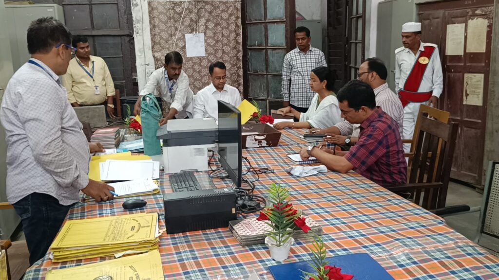जिलाधिकारी ने जिला सामान्य शाखा का औचक निरीक्षण कर दिए कड़े निर्देश ; प्रधान लिपि से मांगा गया स्पष्टीकरण
