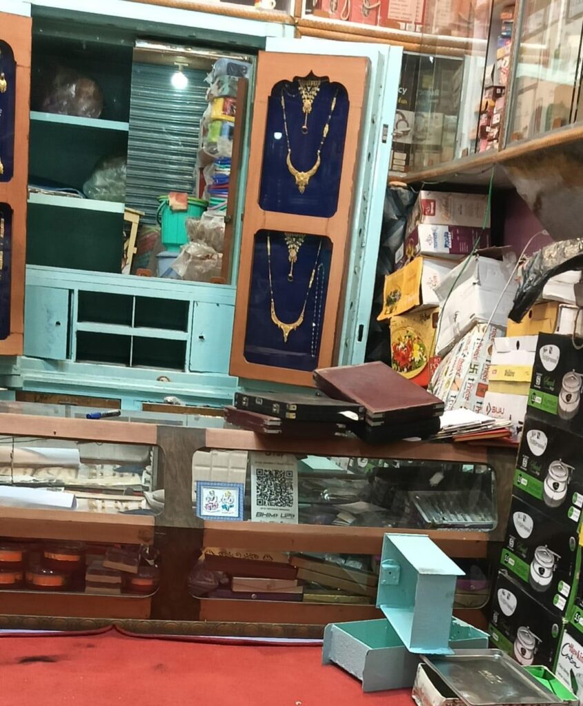 आभूषण दुकान का ताला तोड़कर लाखों की संपत्ति चोरी ; जांच में जुटी पुलिस
