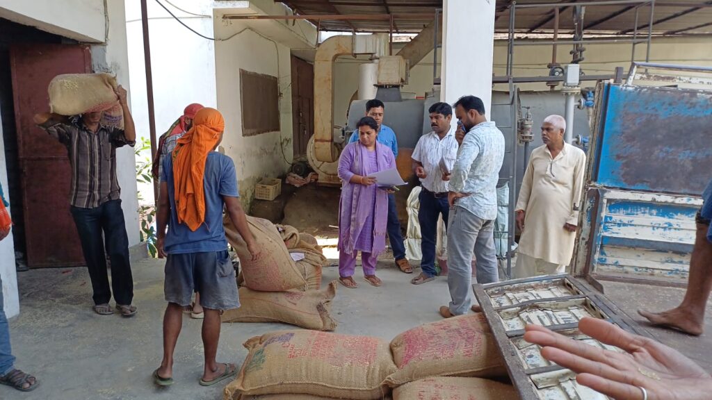 मिड डे मील का चावल चोरी में सील गोदाम से 14 सौ पाकेट चावल जब्त