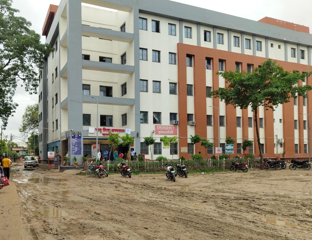 बारिश के बाद मिट्टी व कीचड़ के कारण सदर अस्पताल में मरीजों का आना जाना बना परेशानी का सबब