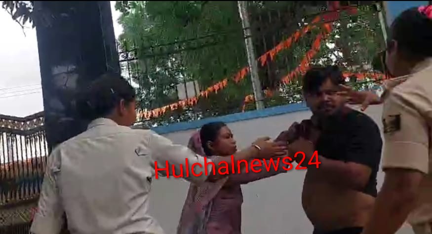 कोर्ट कैंपस में पत्नी का हाईवोल्टेज ड्रामा : पति को घसीटा, दांत काटा कहा…!