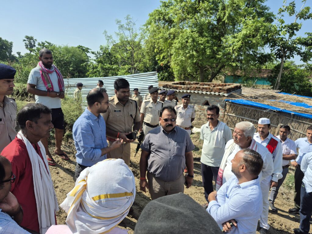 बाढ़ पूर्व तैयारियों को ले जिला प्रशासन अलर्ट : डीएम व एसएसपी ने किया सिताबदियारा का स्थलीय निरीक्षण 