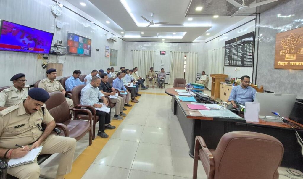 सड़क पर अतिक्रमण व अवैध पार्किंग के विरुद्ध चलाएं सतत अभियान : जिलाधिकारी