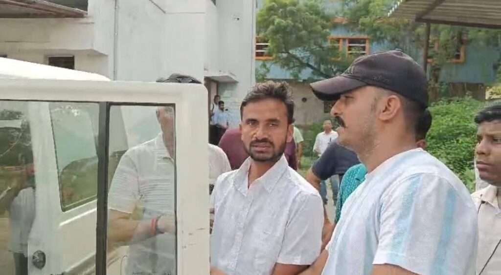 निगरानी टीम ने एसडीओ को 20 हजार घूस लेते विद्युत कार्यालय से किया गिरफ्तार