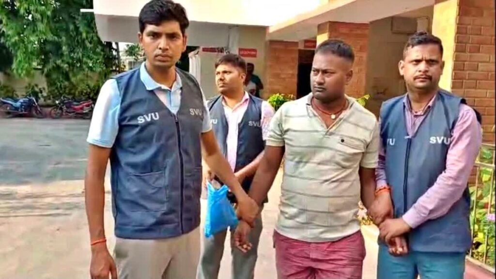 थाना को मैनेज करता था ड्राइवर ; निगरानी ने घूस लेते रंगे हाथ पकड़ा, थानेदार फरार