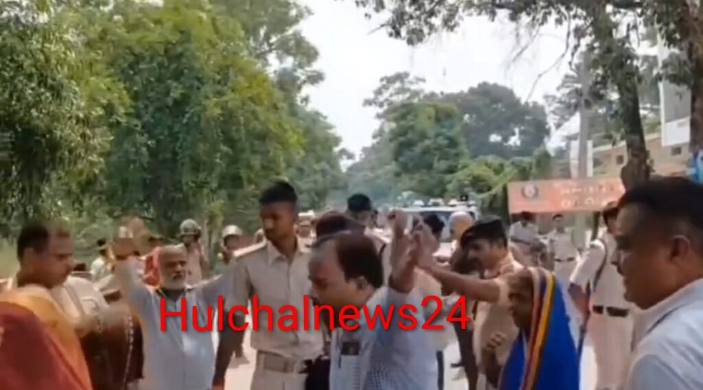रास्ते के विवाद को लेकर दो गुटों के बीच जमकर चले ईंट-पत्थर के बाद फायरिंग ; कैंप कर रही पुलिस