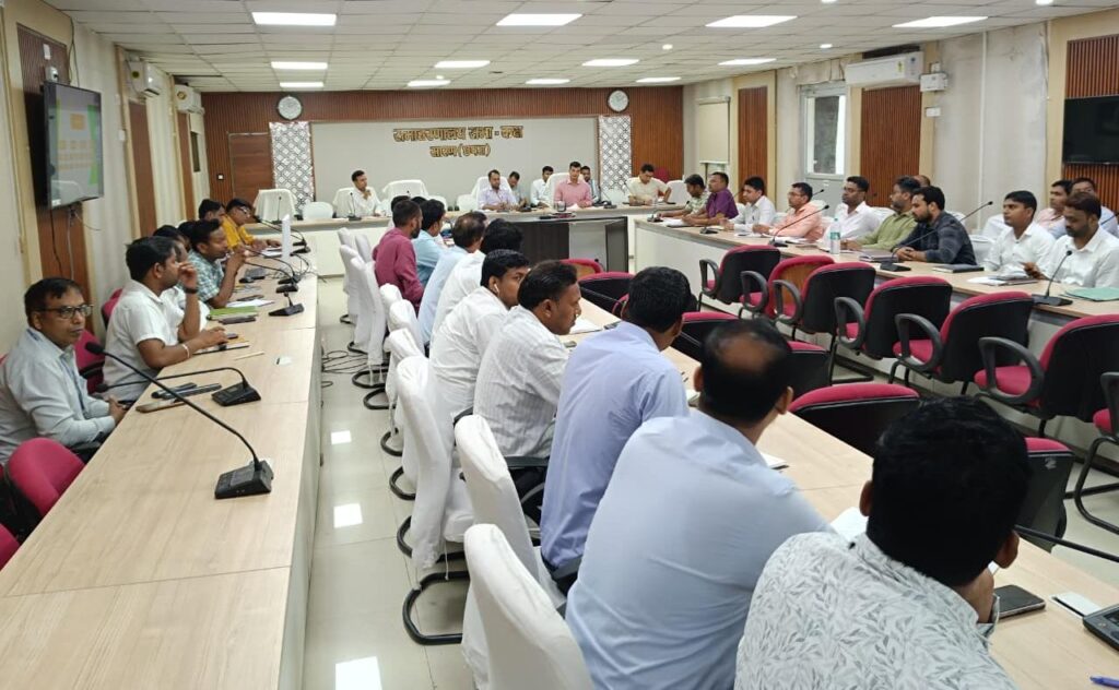 डीएम ने की विद्युत विभाग के कार्यों की समीक्षा ; निर्बाध विद्युत आपूर्ति व पीएम सूर्य घर योजना की प्रगति का दिया निर्देश