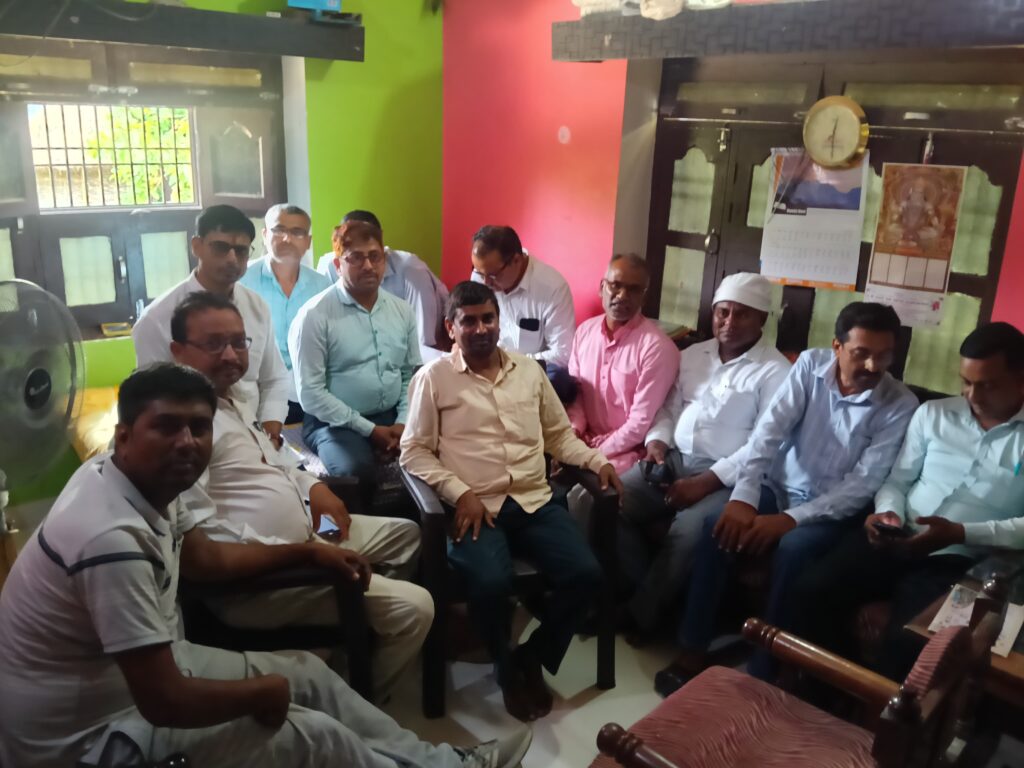 तीन माह के बकाया वेतन को ले नियोजित शिक्षकों में आक्रोश ; ईपीएफ-एनपीएस विवाद पर हाईकोर्ट में दायर याचिका पर चर्चा हुई