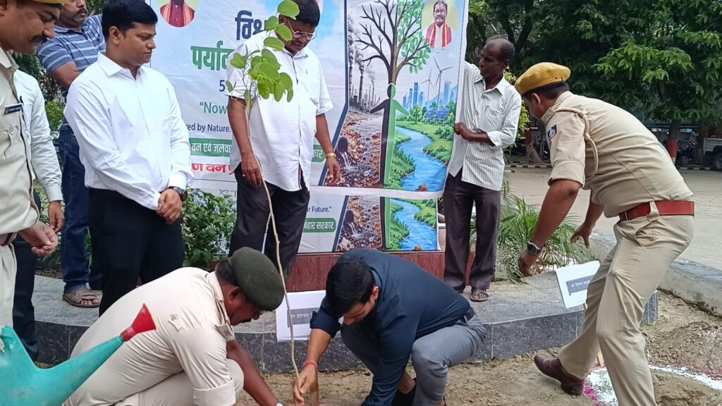 विश्व पर्यावरण दिवस पर समाहरणालय परिसर में पौधारोपण कर दिया गया पर्यावरण संरक्षण का संदेश