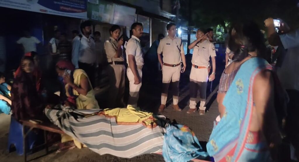 प्रसव के उपरांत महिला की मौत के बाद परिजनों ने सड़क पर शव रखकर किया जाम ; पहुंची पुलिस