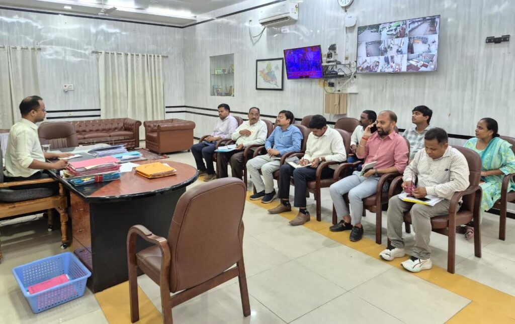 छपरा बाईपास सिक्स लेन परियोजना के भू-अर्जन कार्य की डीएम ने समीक्षा कर मुआवजा भुगतान में तेजी लाने का दिया निर्देश