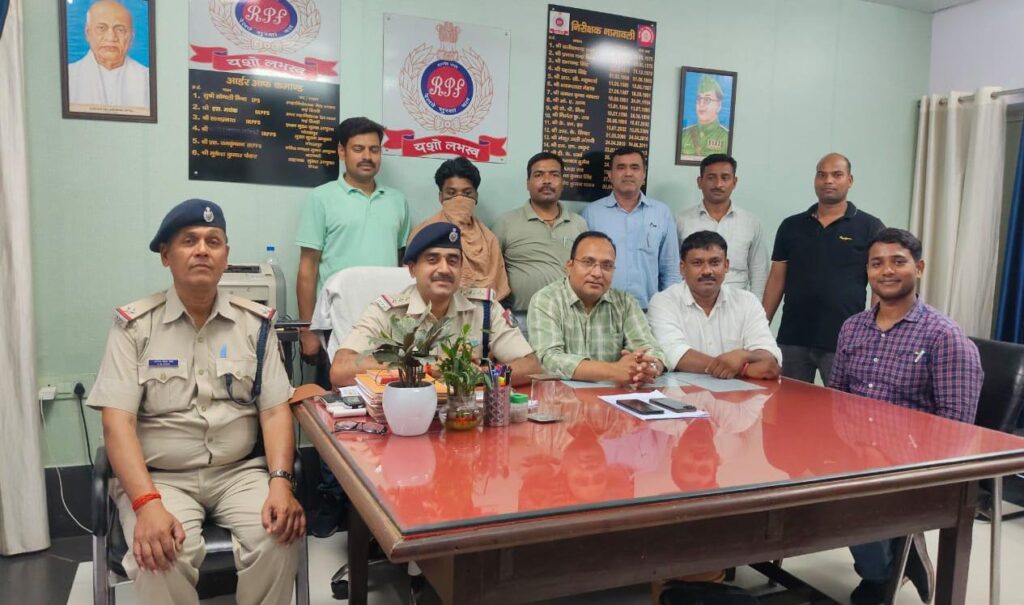 जंक्शन पर यात्रियों का मोबाइल चोरी करने वाला शातिर चोर गिरफ्तार