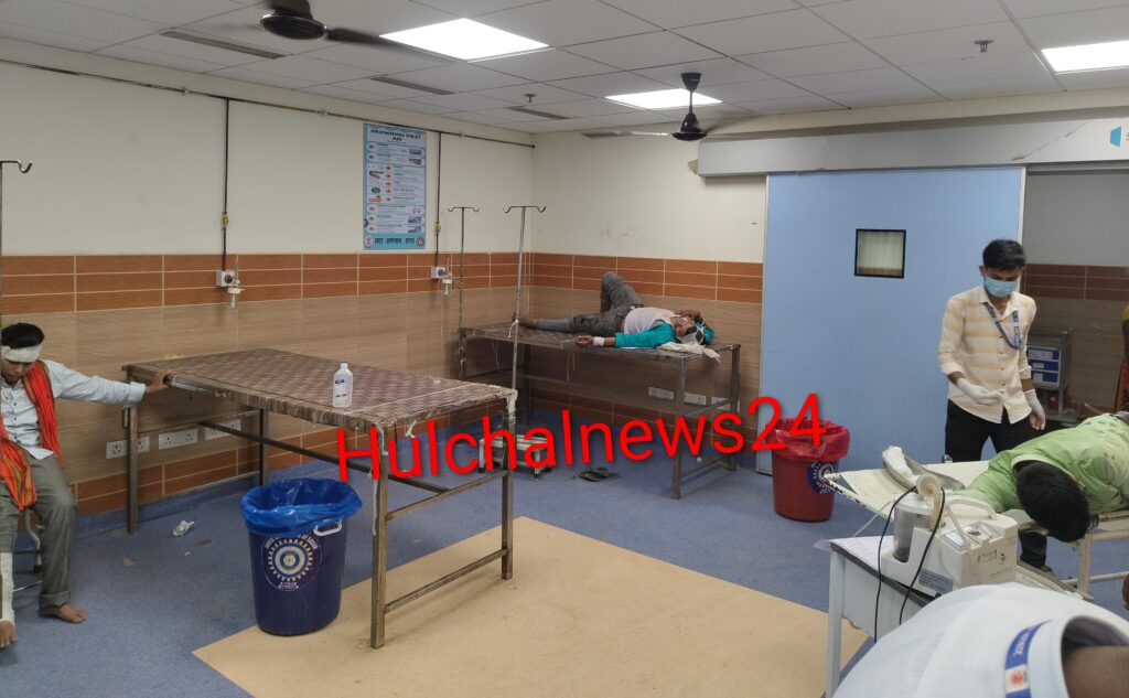 शहर की सड़कों के गड्ढे टोटो से सफर करने वालों के लिए सिद्ध हो रहे घातक ; आधा दर्जन घायल, छात्रा समेत दो का टूट गया पैर