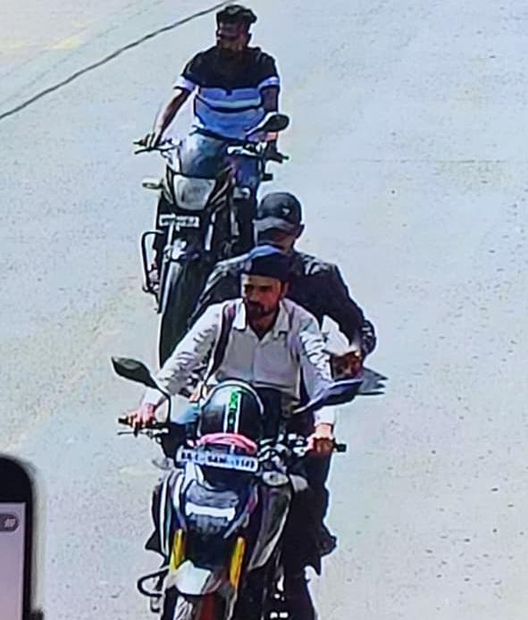 सारण में आभूषण लूट का नया तरीका : सोने का लॉकेट देखने के बहाने आभूषण लेकर भाग रहे अपराधी ; तीसरी वारदात में बाइक छोड़कर कार से भागे