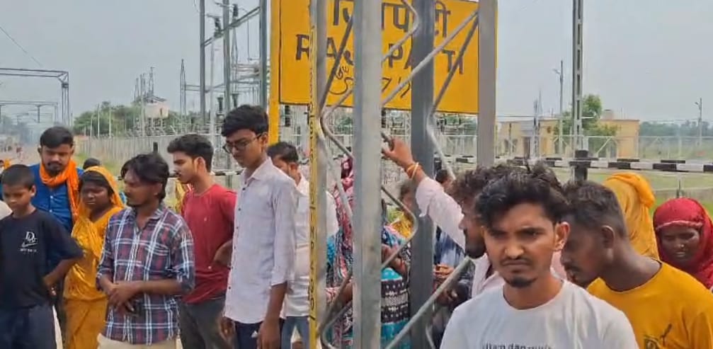 मशरक थावे रेलखंड पर ट्रेन की चपेट में आने से एक युवक की मौत ; सूचना के बाद घर में मातम