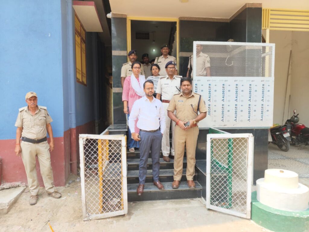 बाल पर्यवेक्षण गृह का सारण डीएम व एसएसपी ने निरीक्षण कर बच्चों की सुरक्षा व्यवस्था को लेकर दिये आवशयक दिशा-निर्देश