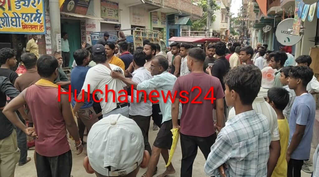मामूली विवाद में दो पक्षों के बीच चौक पर जमकर मारपीट ; मची रही अफरातफरी, बाद में पहुंची पुलिस