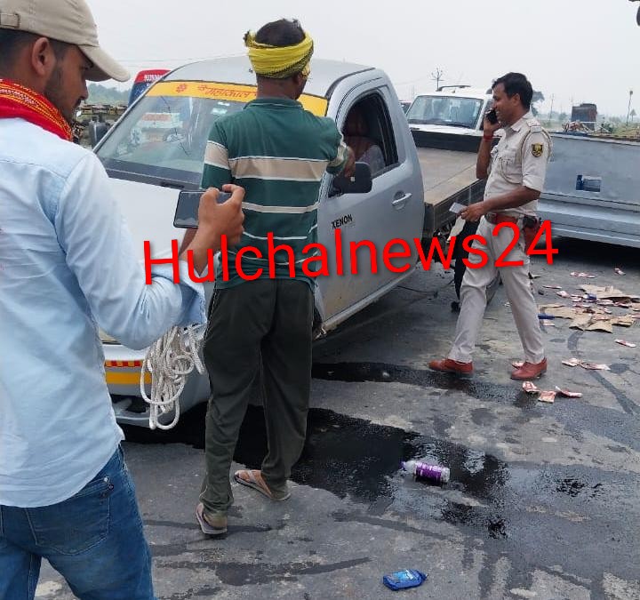 फोरलेन पर बिखरी शराब की बोतलें लूटने में लगे लोग ; पुलिस ने जब्त की 60 लीटर शराब ; पिकअप दुर्घटना के बाद मची लूट