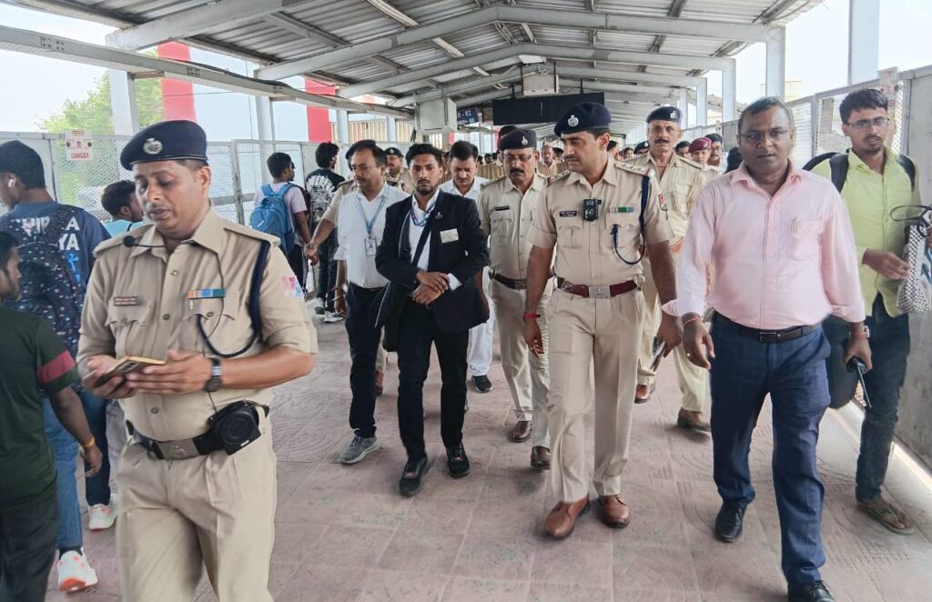बिहार पुलिस भर्ती परीक्षा को ले भारी भीड़ नियंत्रण पर एलर्ट मोड में दिखा रेल प्रशासन