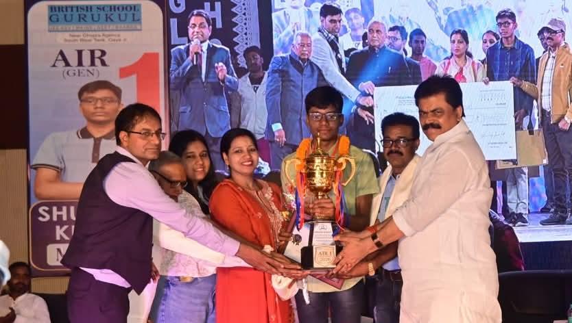 जेईई (JEE) एडवांस परीक्षा में आल इंडिया रैंक-1 प्राप्त करने पर शुभम को सशक्त स्थायी समिति ने किया सम्मानित