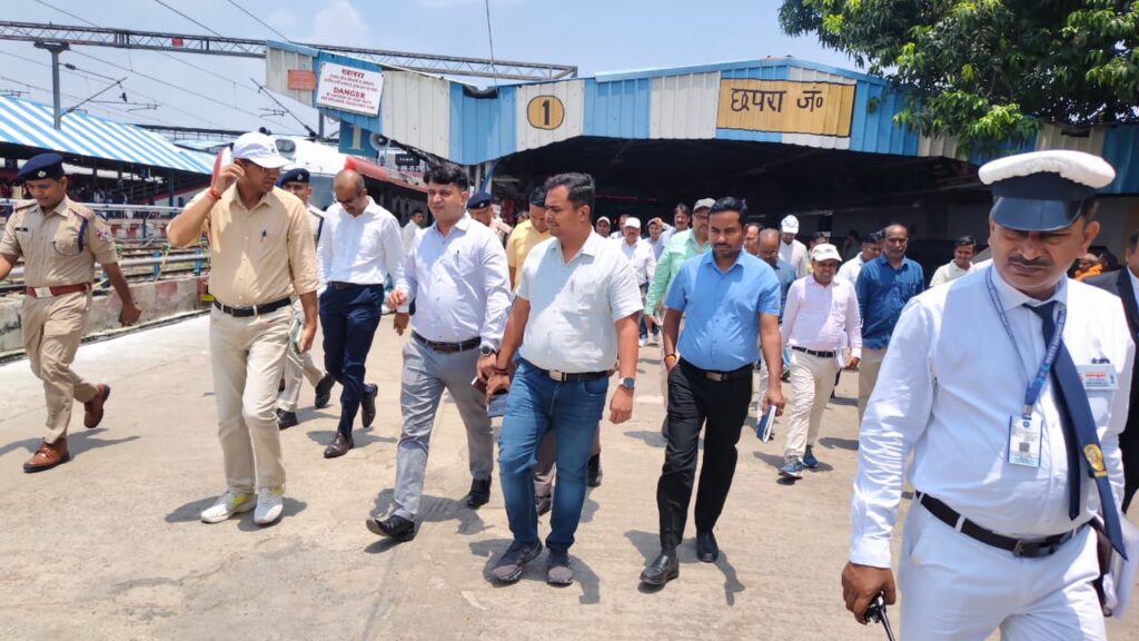 मंडल रेल प्रबंधक ने जंक्शन परिसर से जल निकासी, साफ-सफाई एवं यात्री सुख-सुविधाओं का निरीक्षण कर दिया निर्देश