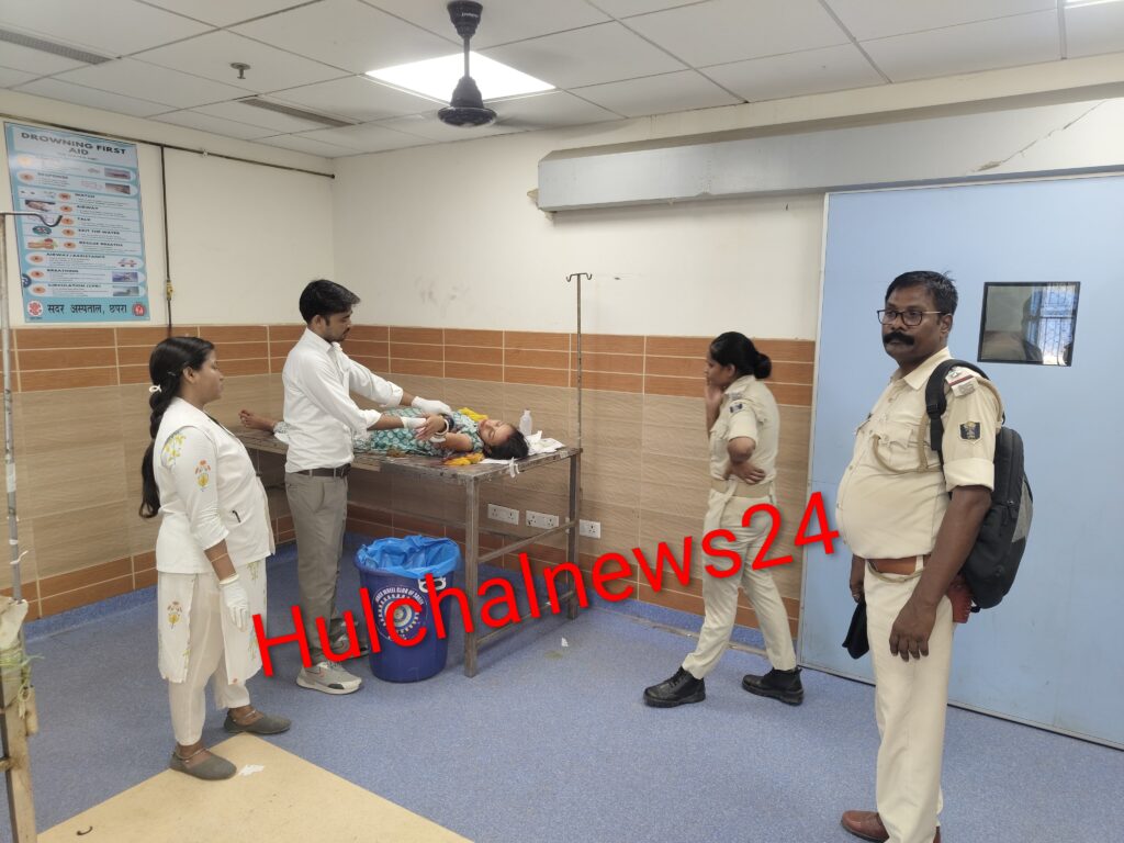 बहन ने भाग कर प्रेमी संग रचाई शादी तो भाइयों ने पुलिस के सामने ही बीच सड़क पर चाकू घोंपा ; प्रेमी भाग कर कोर्ट परिसर में दुबका