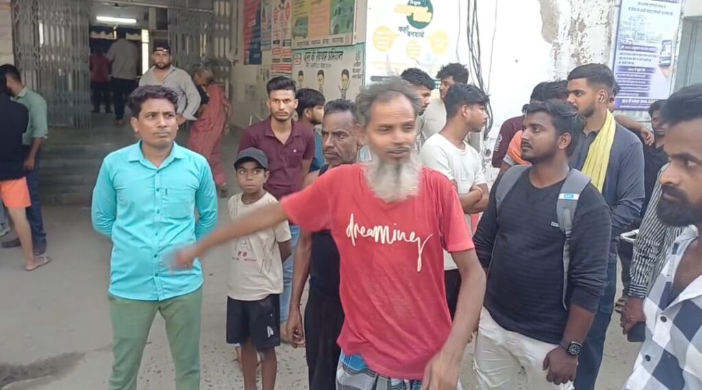 अनियंत्रित ट्रैक्टर ने बाइक सवार को मारी टक्कर ; एक की मौत दूसरा घायल ; आयुष चिकित्सक के इलाज पर भड़के ग्रामीण