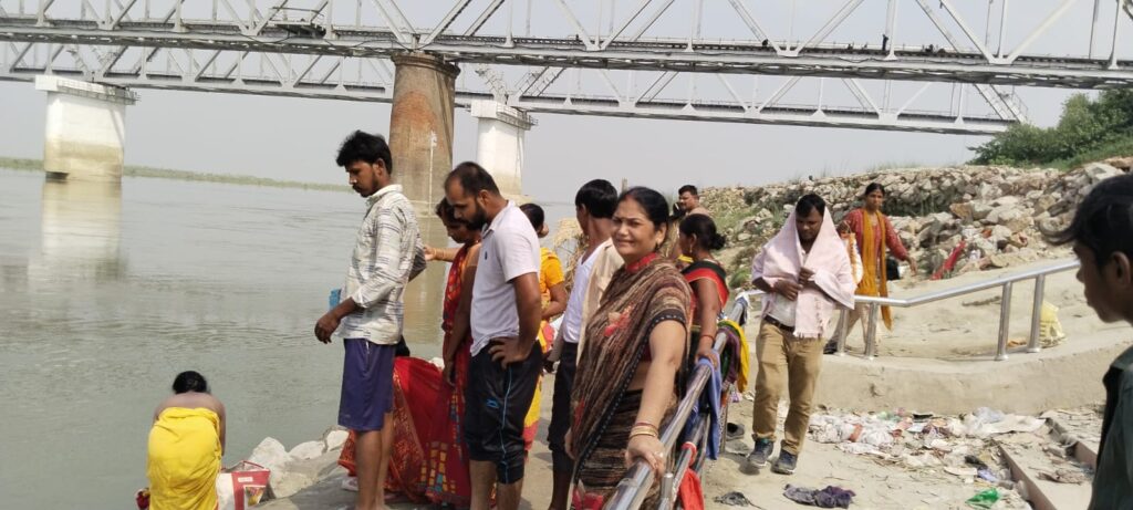 मांझी रामघाट पर स्नान करने गए बालक की डूबने से मौत ; शव की तलाश में जुटे गोताखोर