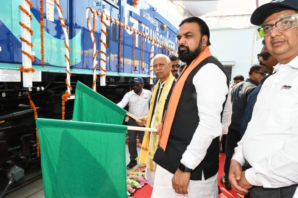 मढ़ौरा रेल फैक्ट्री से गिनी गणराज्य के लिए 51वां इंजन रवाना ; रेल मंत्री व मुख्यमंत्री ने दिखाई हरी झंडी