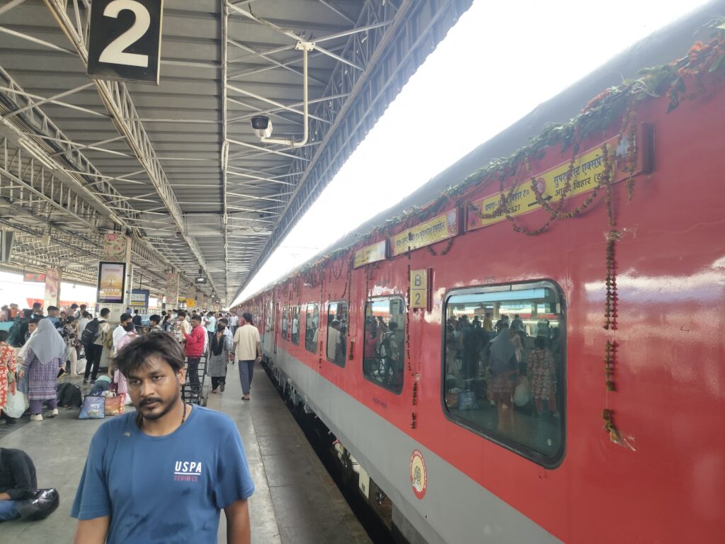 उद्घाटन के पहले दिन ही 6:30 घंटे लेट पहुंची छपरा-आनंद विहार सुपरफास्ट ; प्रारंभ में यात्रियों ने किया इंजॉय बाद में बना परेशानी का सबब