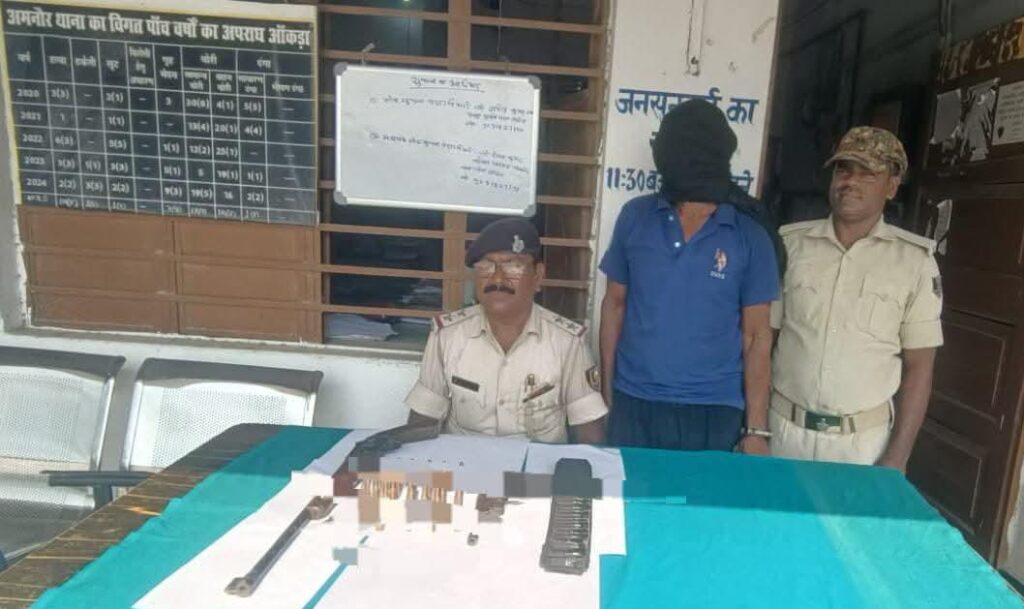 हत्या, लूट व डकैती जैसे संगीन मामलों में वर्षों से फरार चल रहे अपराधी को पुलिस ने रायफल व जिंदा कारतूस के साथ दबोचा