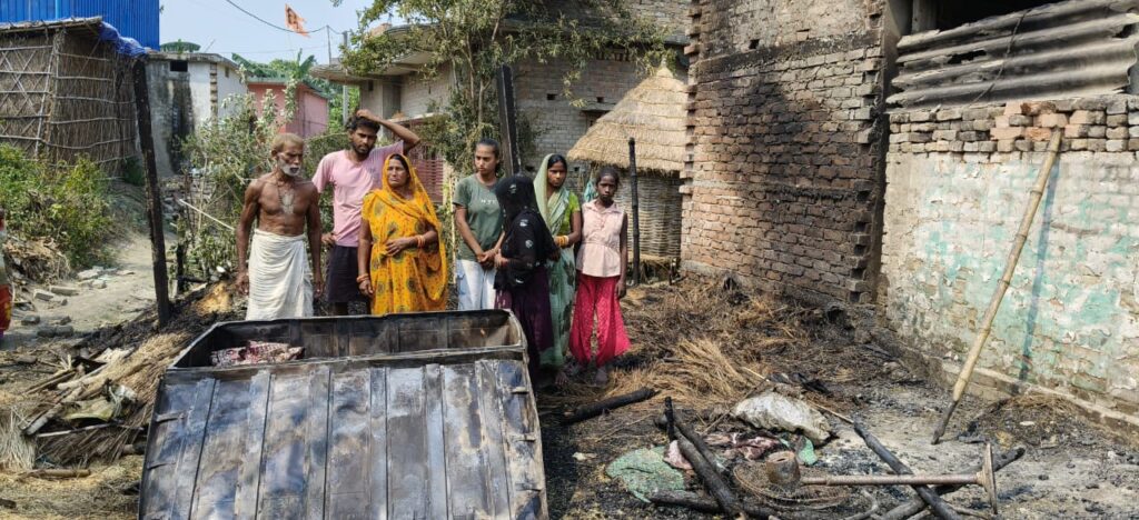 शॉर्ट सर्किट से लगी आग ; अनाज सहित लाखों की संपत्ति खाक