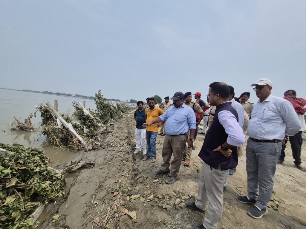 कटाव निरोधक कार्य का डीएम ने किया निरीक्षण ; 30 जून तक शत-प्रतिशत कार्य पूर्ण करने का निर्देश