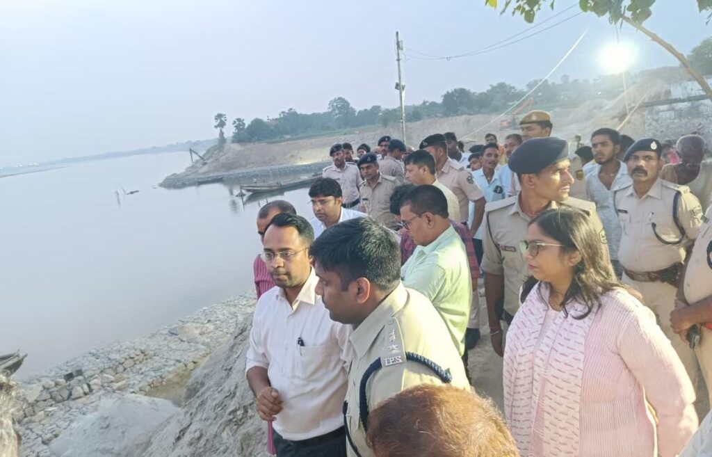 सबलपुर में गंगा तट पर चल रहे कटाव निरोधी कार्य का निरीक्षण कर डीएम ने कार्य में तेजी लाने का दिया निर्देश