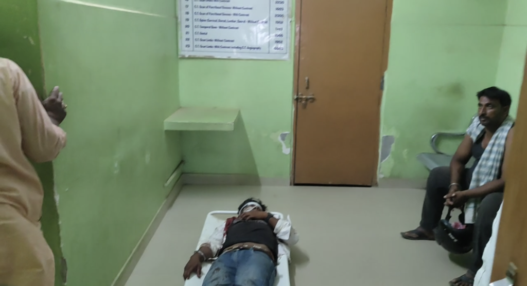 शहर में दिनदहाड़े बाइक सवार पर धारदार हथियार से हमला ; लोगों ने खदेड़ा तो बाइक छोड़कर भागे बदमाश