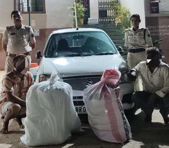 46.34 किलोग्राम गांजा के साथ दो तस्कर गिरफ्तार ; कार जब्त