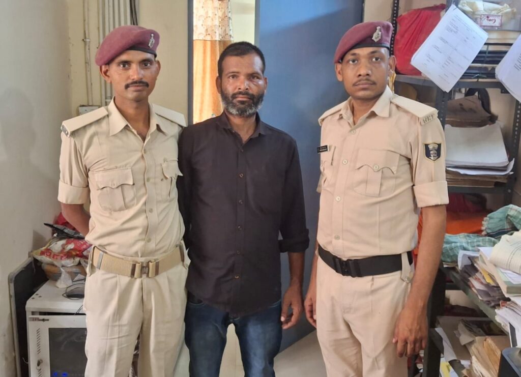 ट्रेन में महिला के साथ मनचले ने की छेड़खानी ; यात्रियों ने कुटाई के बाद पुलिस को सौंपा