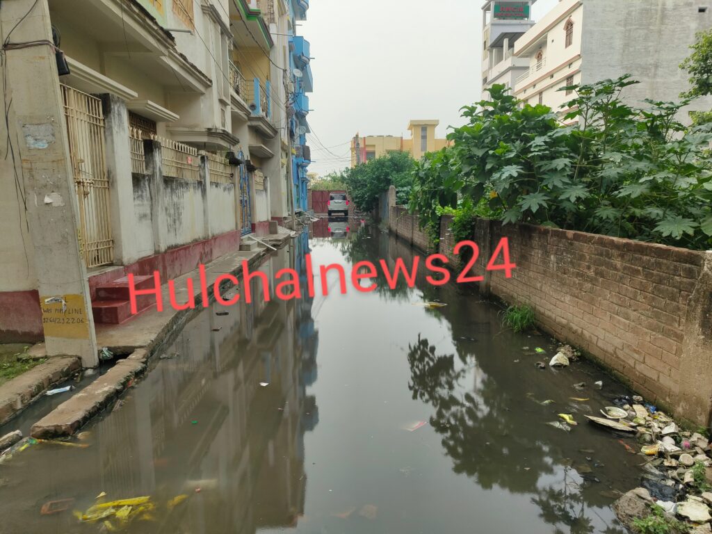 यहां शहर के बीचोंबीच बह रही नगर निगम के विकास की गंगा ; गर्मी का एहसास हो रहा कम